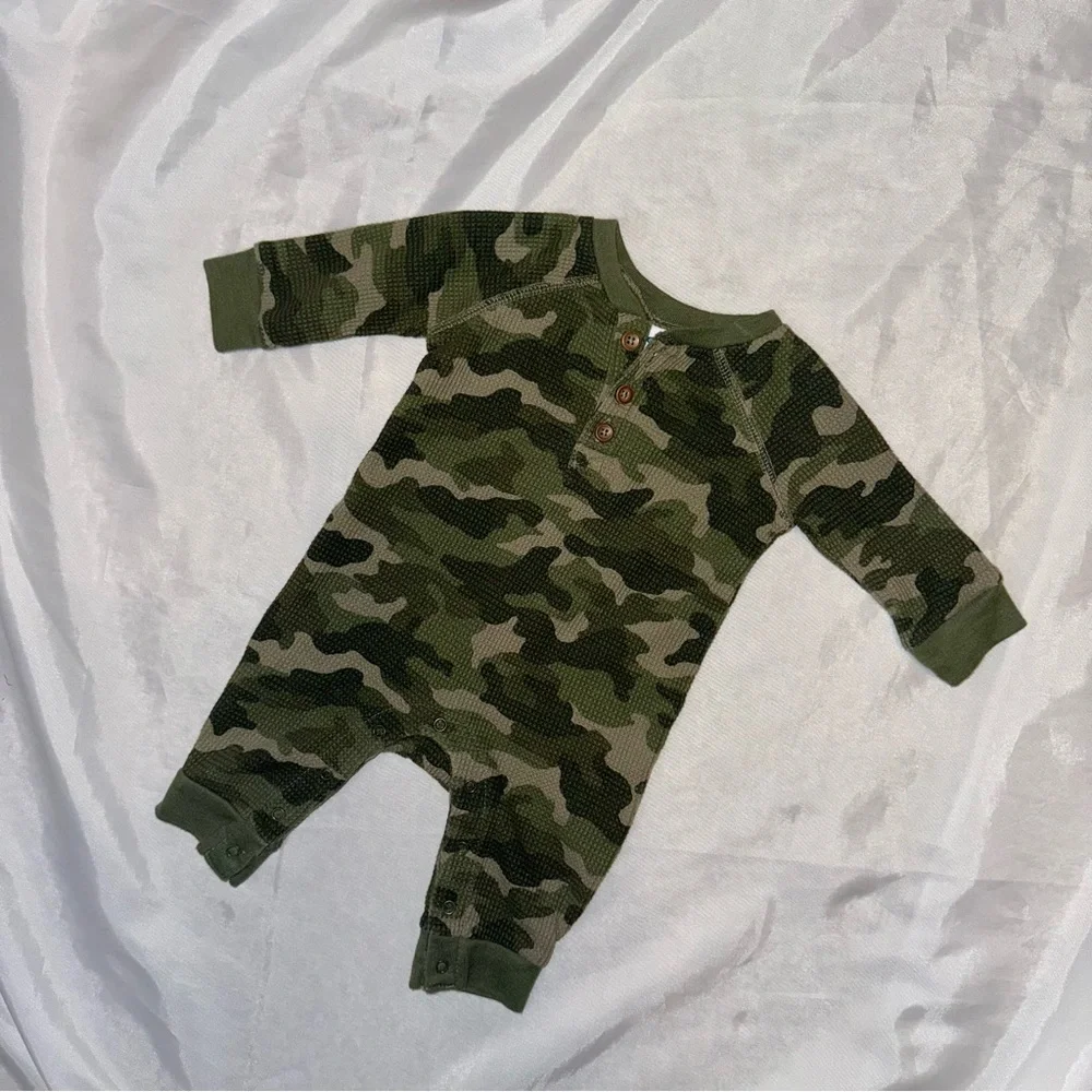 Old Navy Camouflage Thermal Long Sleeve Onesie One Piece Baby/Infant 0-3 mos‎
